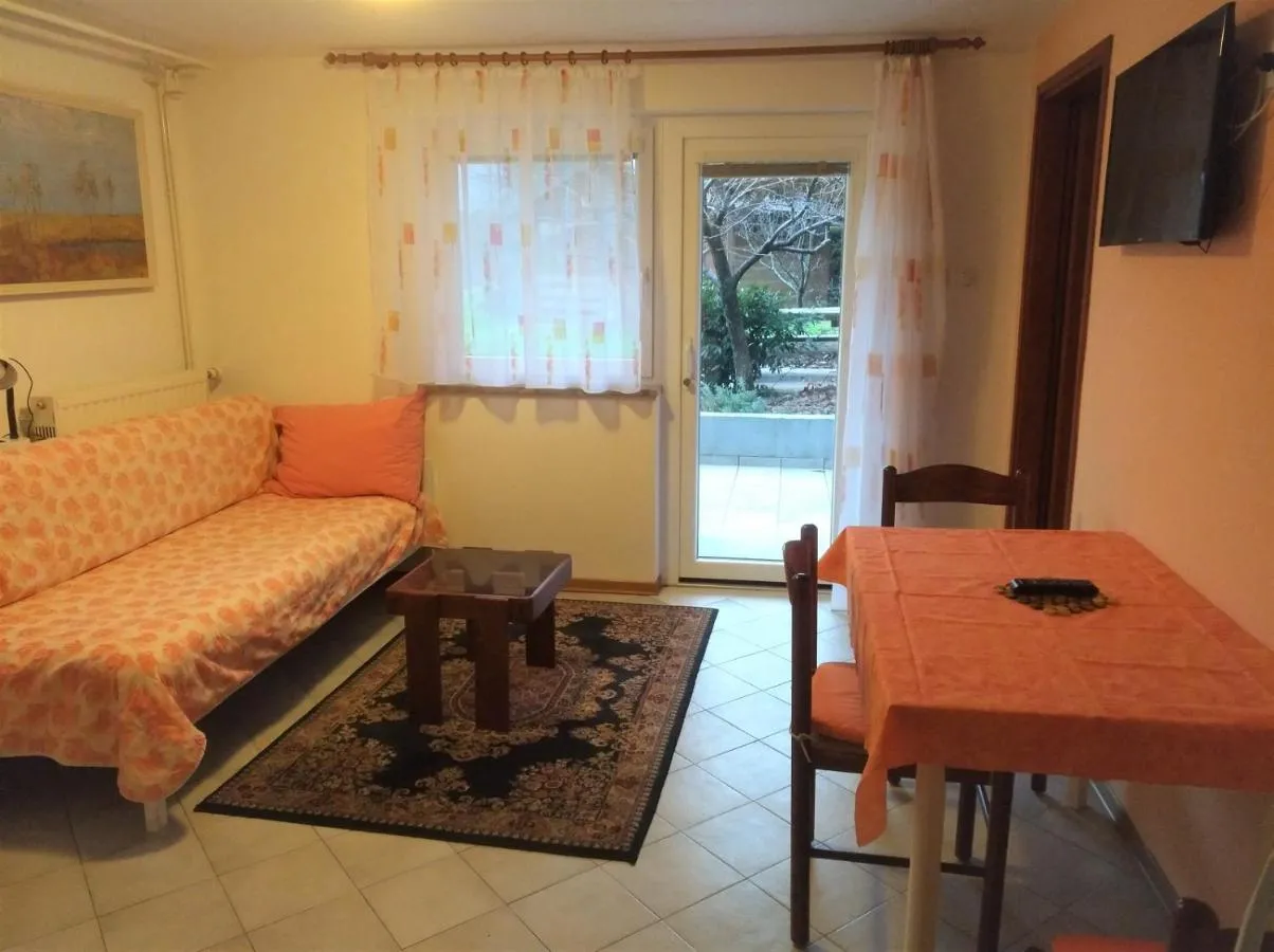 Dnevni prostor apartmaja Elen z raztegljivim kavčem