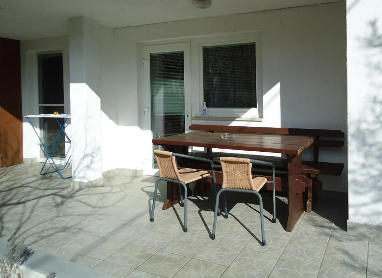 Pokrita terasa apartmaja Elen z leseno mizo