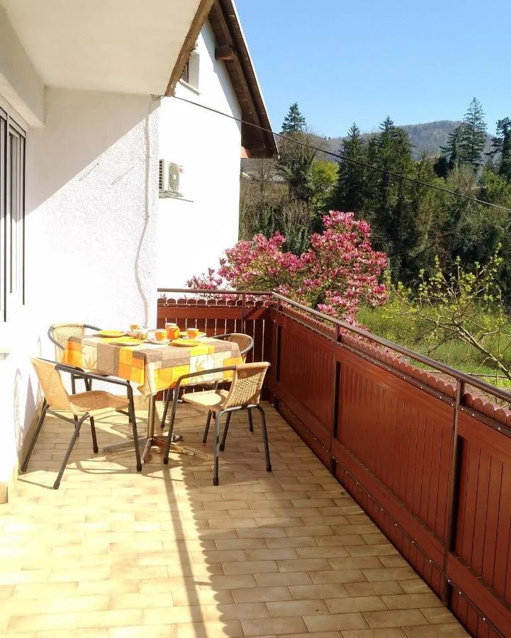 Balkon apartmaja Maty z mizo in pogledom na drevesa