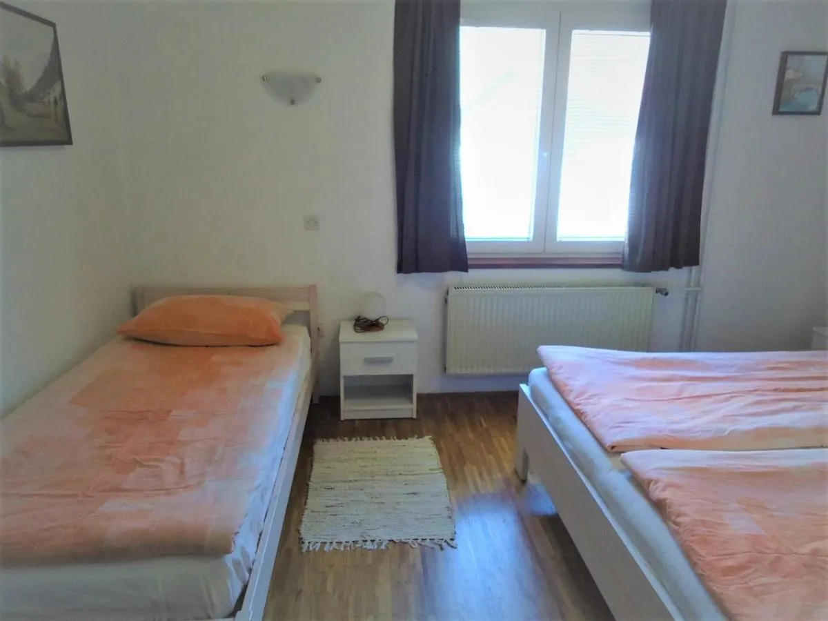 Spalnica apartmaja Maty z zakonsko in enojno posteljo