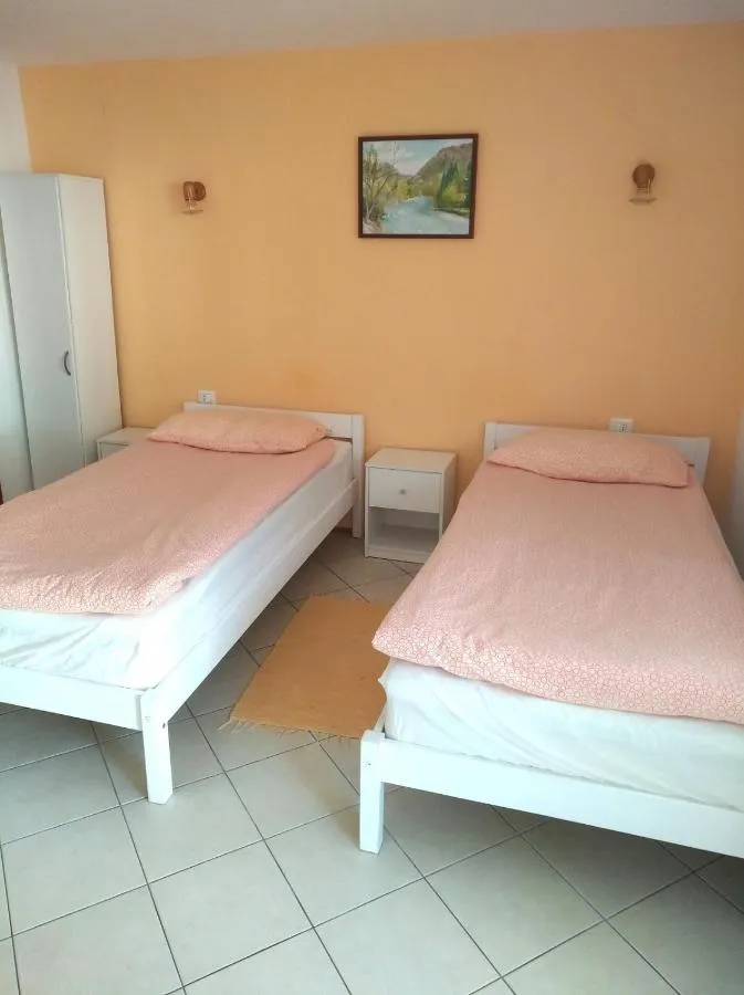 Dve enojni postelji v sobi Milu