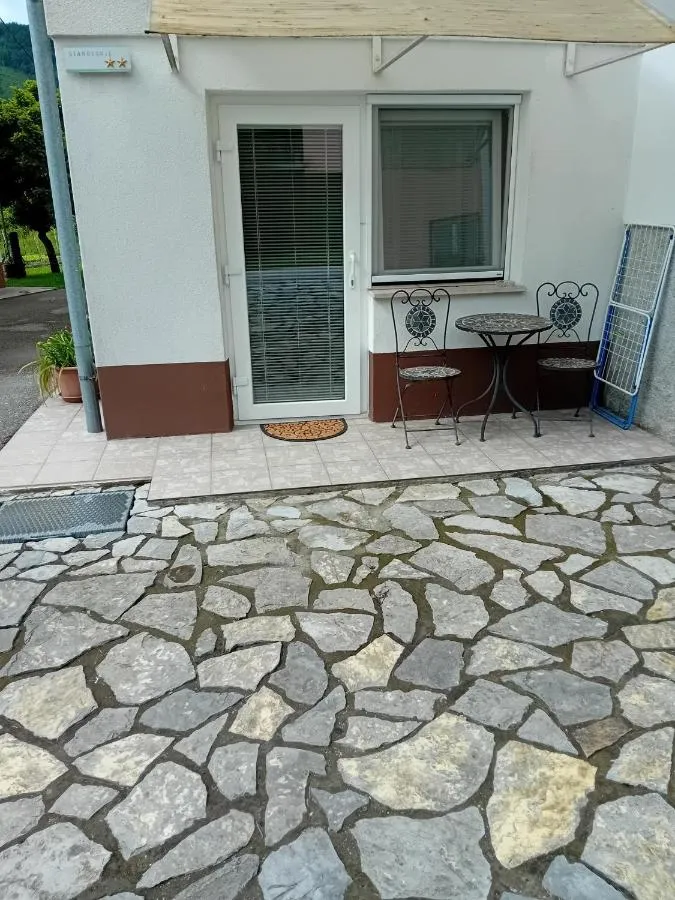 Vhod v sobo Milu z mizico in stoloma