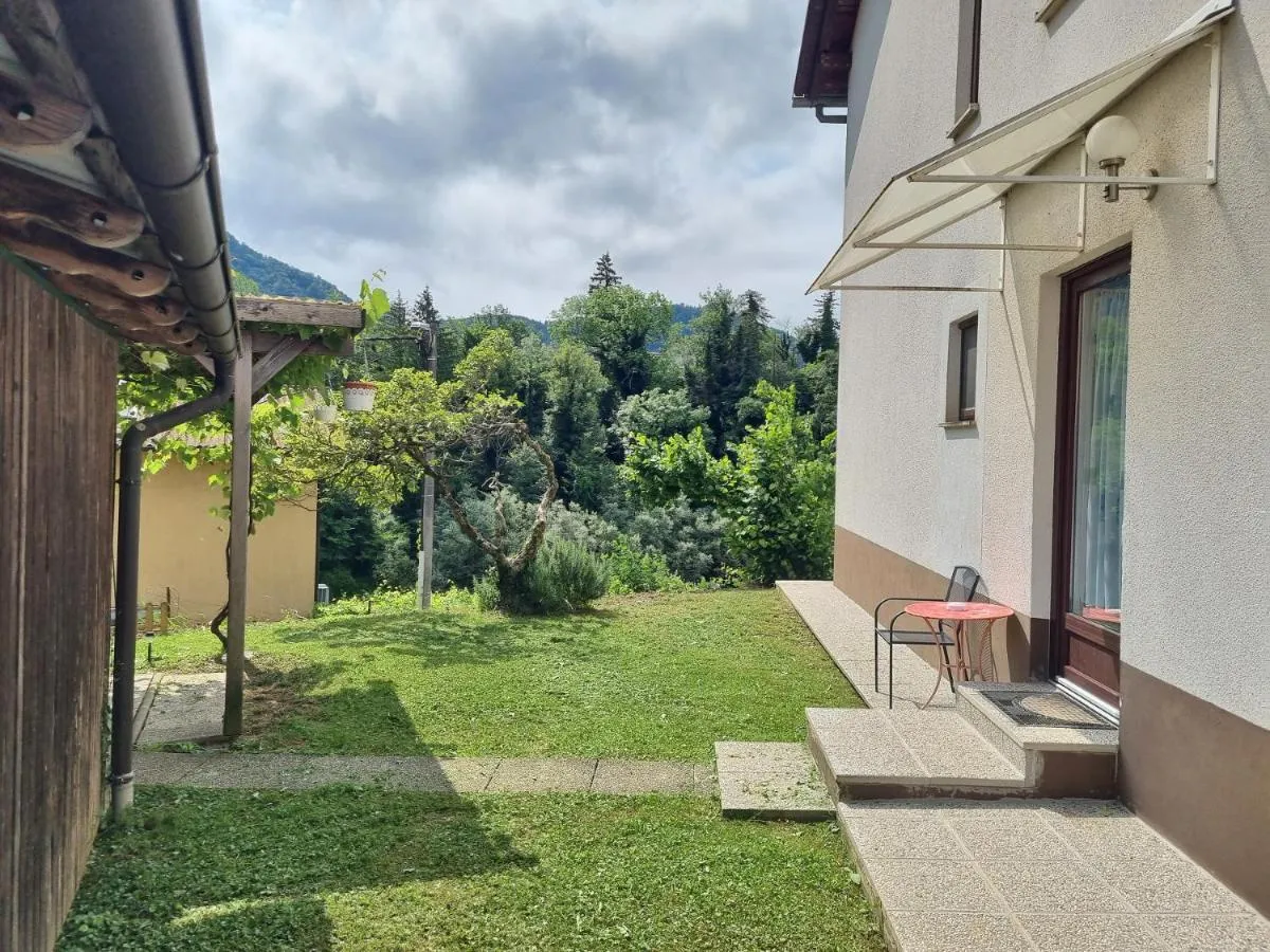 Trata pred vhodom v apartma z razgledom na reko