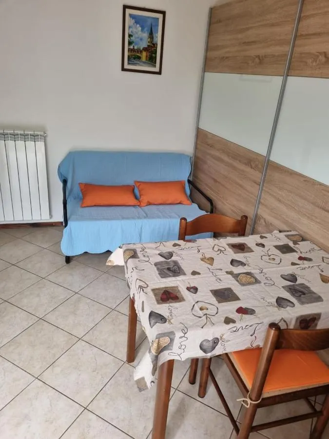 Kavč in jedilna miza v apartmaju z razgledom na reko